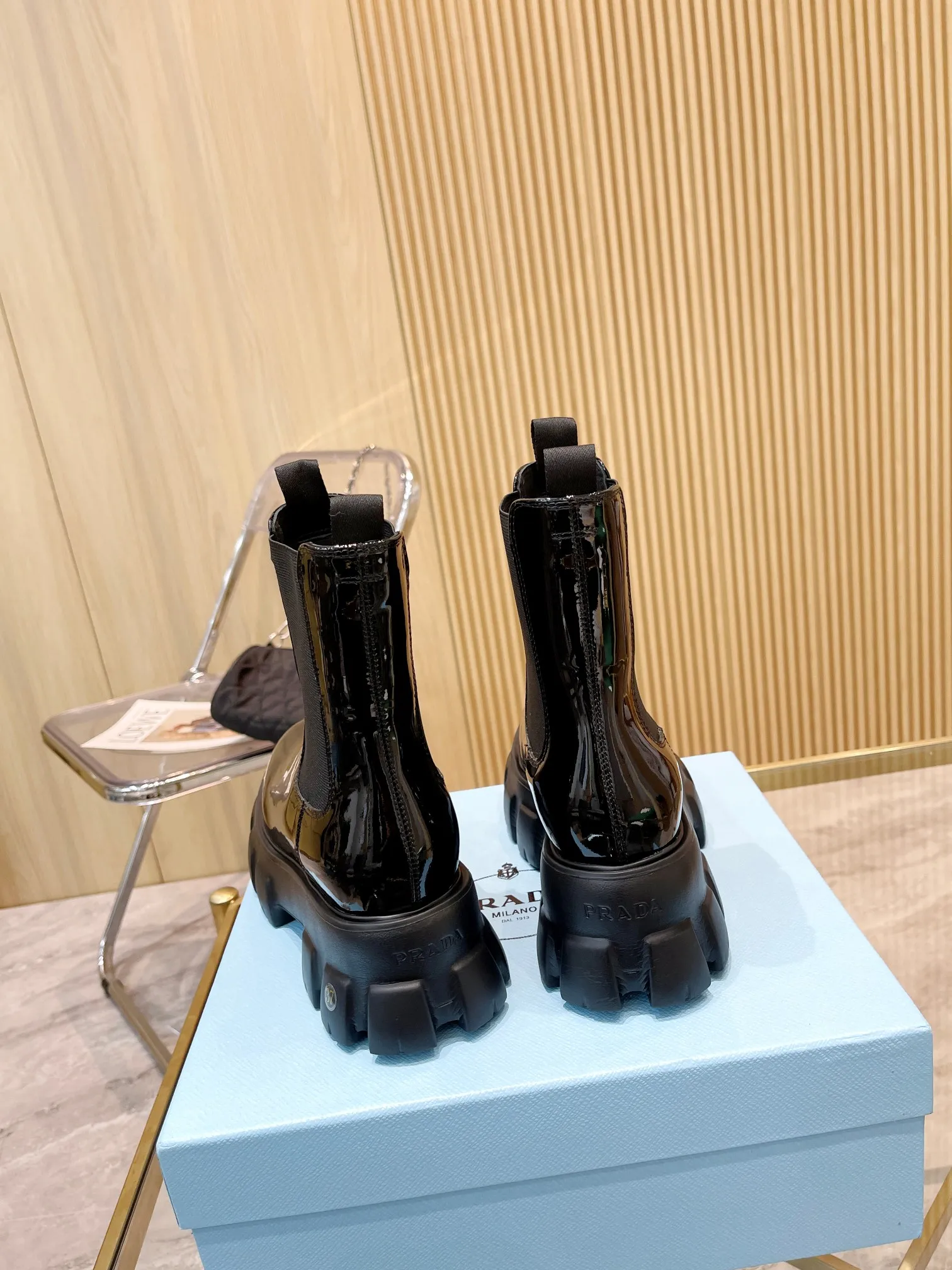👟👟Ex-factory price 560👟👟 2023 SSS launches the Prada short boots series. PRADA's early autumn and winter T-stage catwalk show is the same style as "Dreams never sleep". Prada can be used on important occasions. It has a fresh style with a little nobility and is perfect on the feet. 💃💃 Wear these shoes with them. They are elegant and crystal clear. The materials of various accessories are exclusively customized one to one, so that there is no distance from the original. The entire series is a combination of exciting and unexpected elements, allowing you to have a taste of the ever-changing style of the Prada girl. 🎀Upper: imported cowhide, patent leather, open-edge beaded cowhide 🎀Inner lining: cowhide lining🎀Outsole: original Italian outsole Color supply, code number 35-41 (40.41 customization is not returnable)
